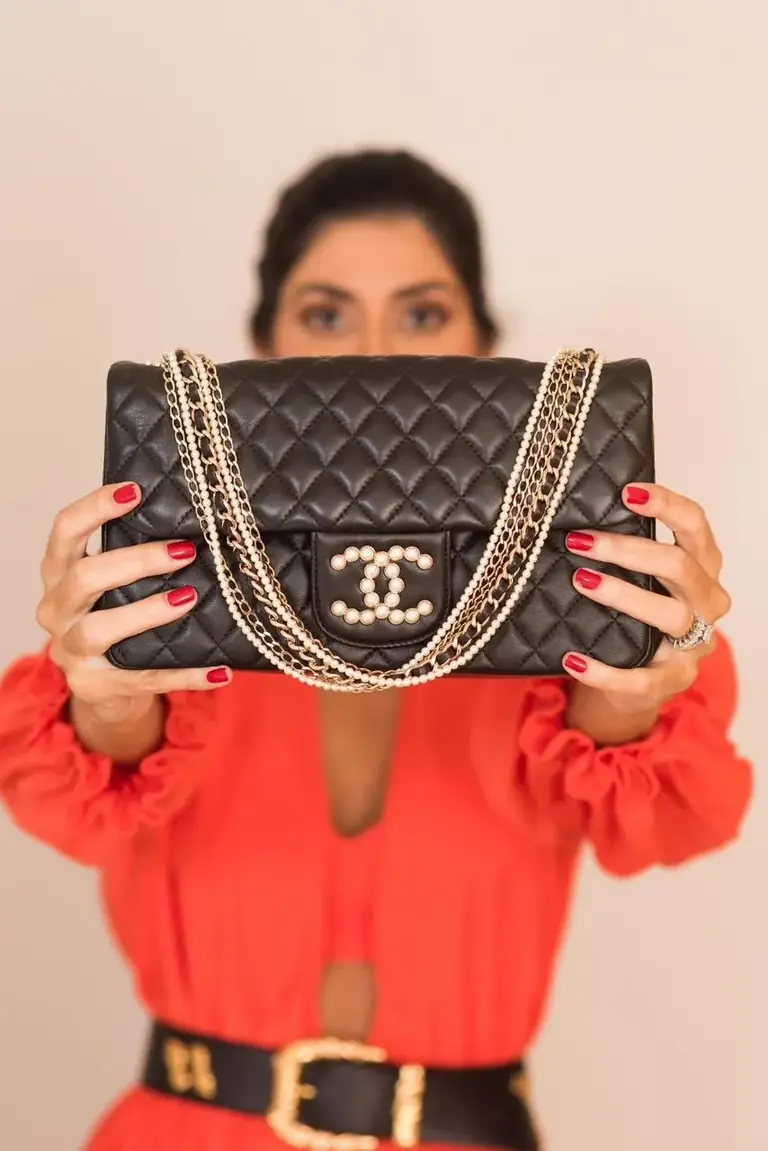 Samira, fundadora do Desapegos da Sami, especialista em bolsas de luxo